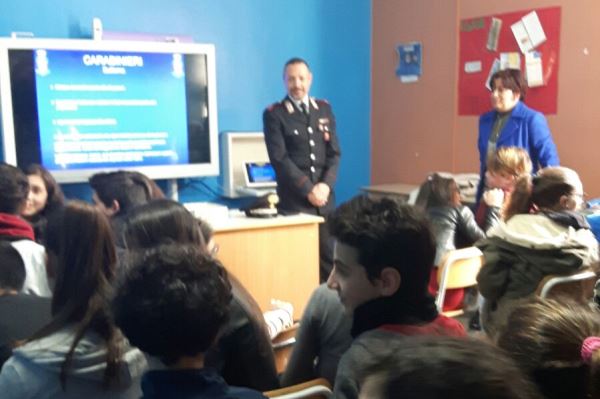 Gli studenti in aula magna con il Maresciallo dei CC Gianluca Di Venuto