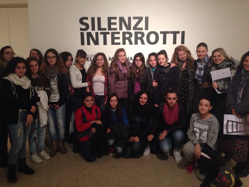 Gruppo di alunne delle classi terze di scuola secondaria presso Palazzo Zino a Palermo