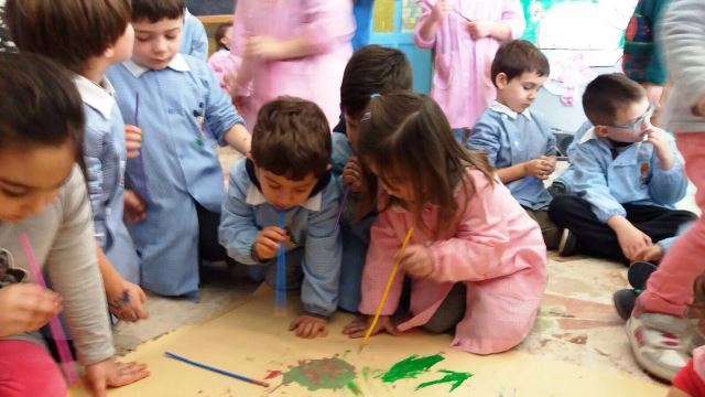 I bambini si cimentano nell'action painting