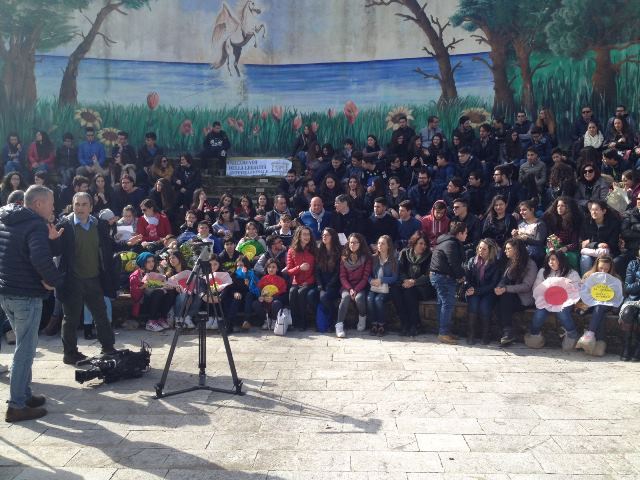 I nostri studenti al Giardino della Memoria con don Maurizio Patriciello