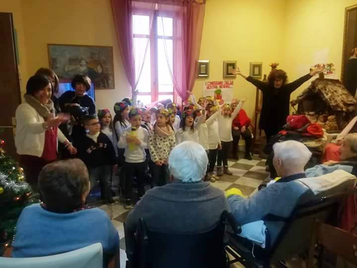 Gli anziani e i bambini della Badiella in: 'Scopriamo insieme i valori  del Natale'
